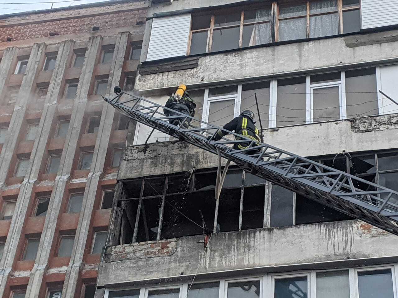 Івано-Франківська область: вогнеборці ліквідували пожежу у багатоповерхівці в місті Івано-Франківськ