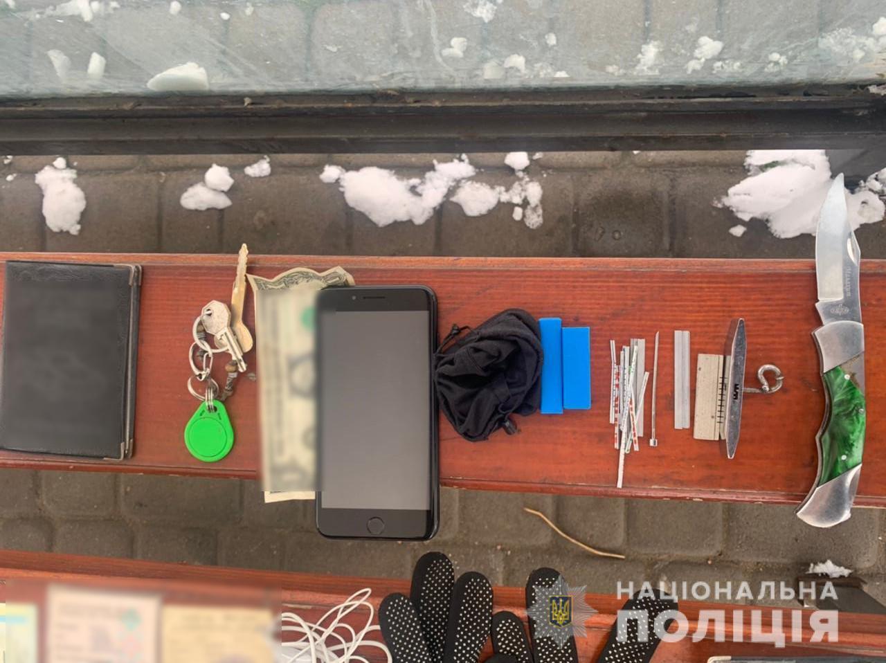 У Білгороді-Дністровському поліцейські викрили двох місцевих мешканців у квартирній крадіжці