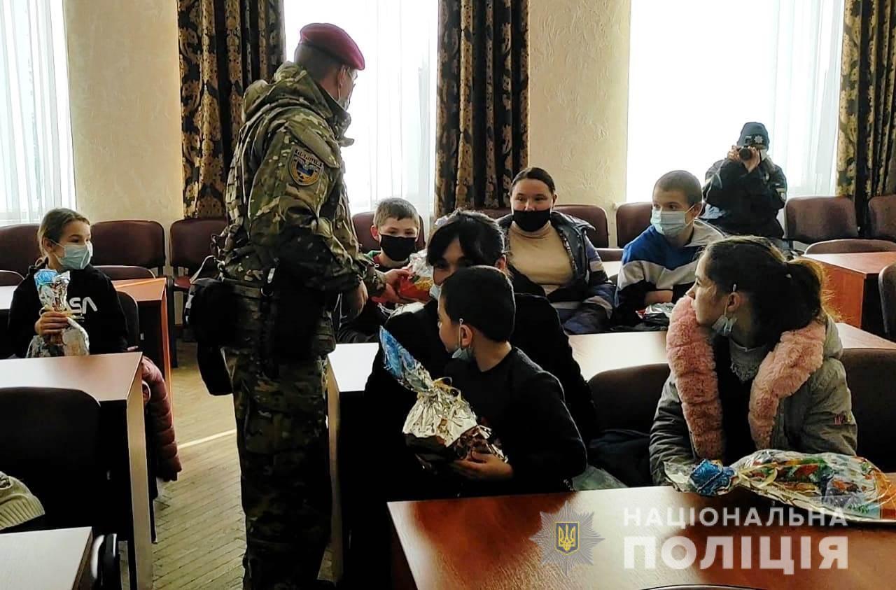 Поліцейські зібрали маленьким жителям Одещини різдвяні подарунки