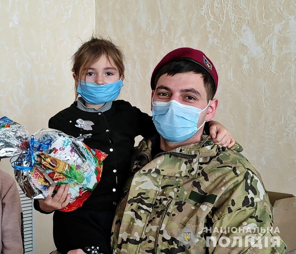 Поліцейські зібрали маленьким жителям Одещини різдвяні подарунки