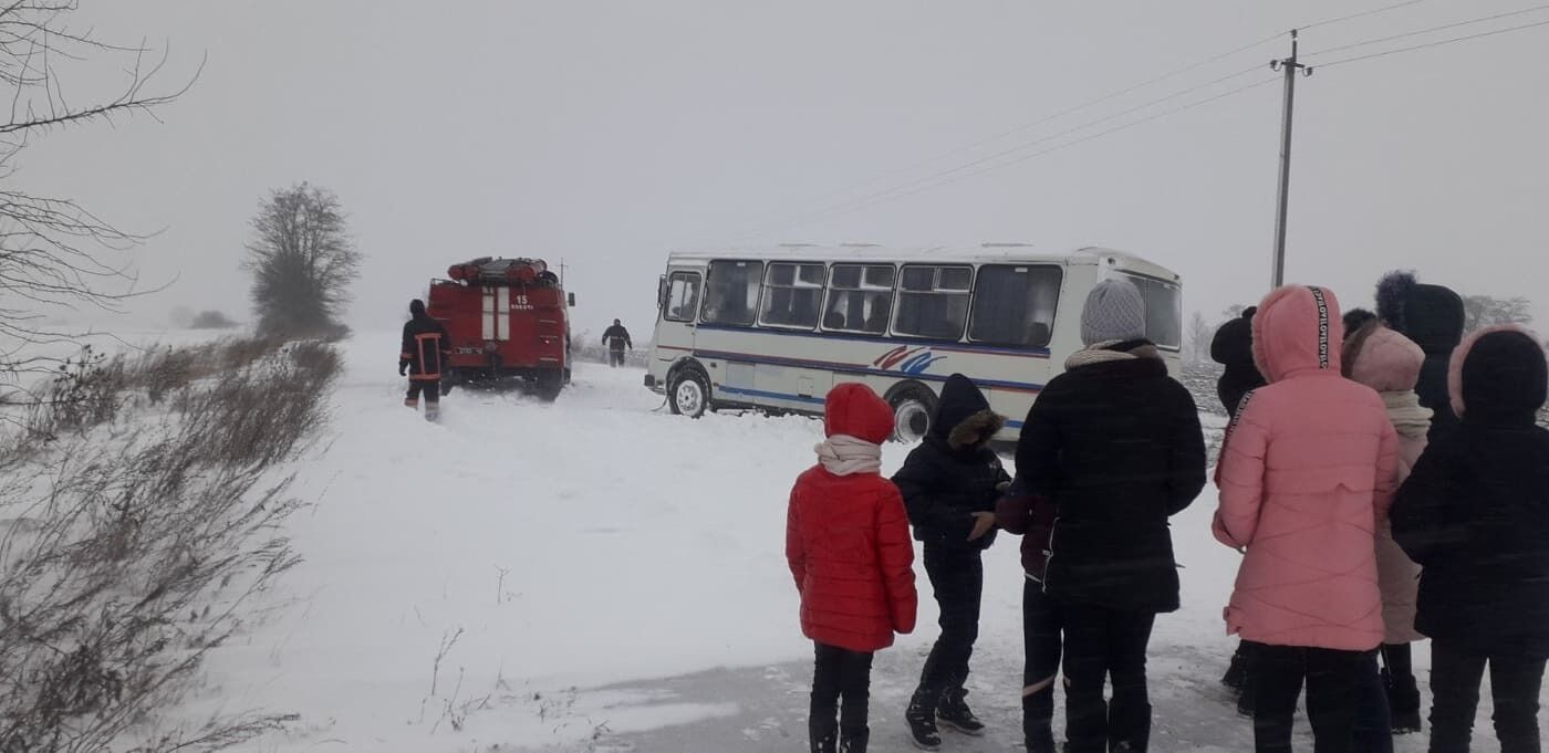 Волинська область: рятувальники витягнули з замету шкільний автобус (ВІДЕО)