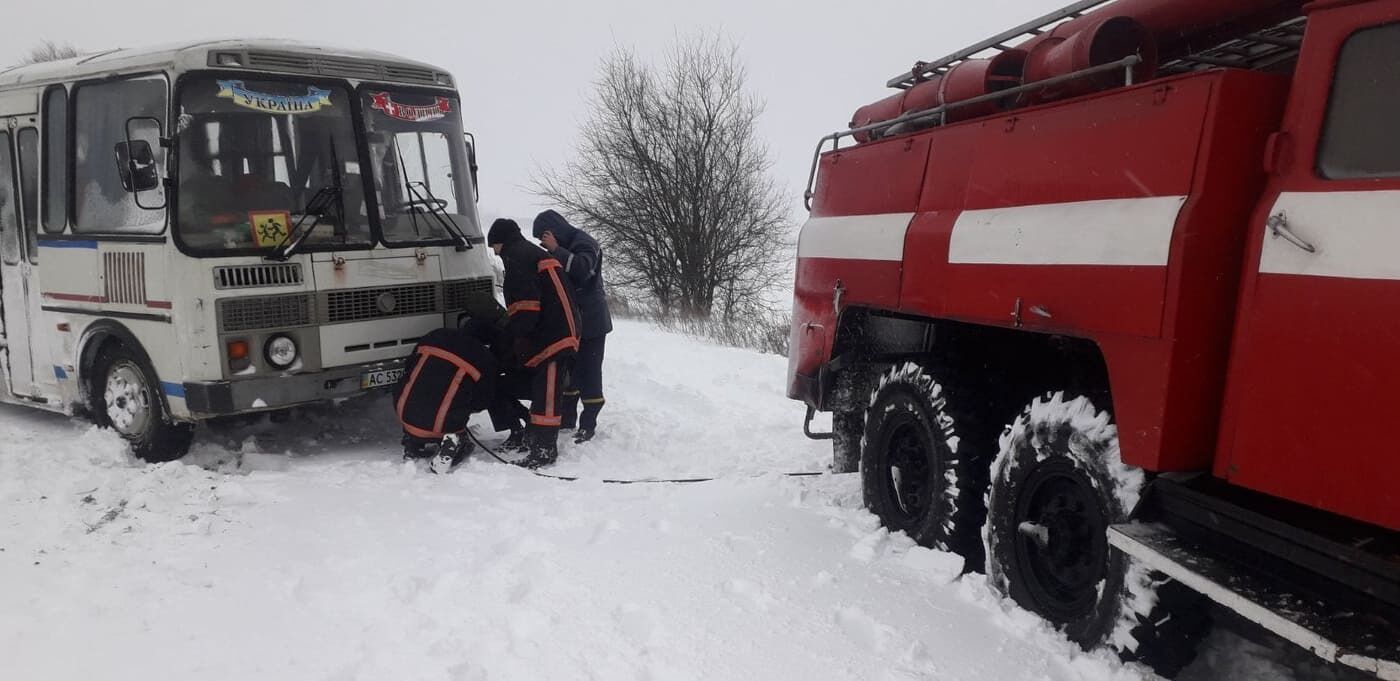 Волинська область: рятувальники витягнули з замету шкільний автобус (ВІДЕО)