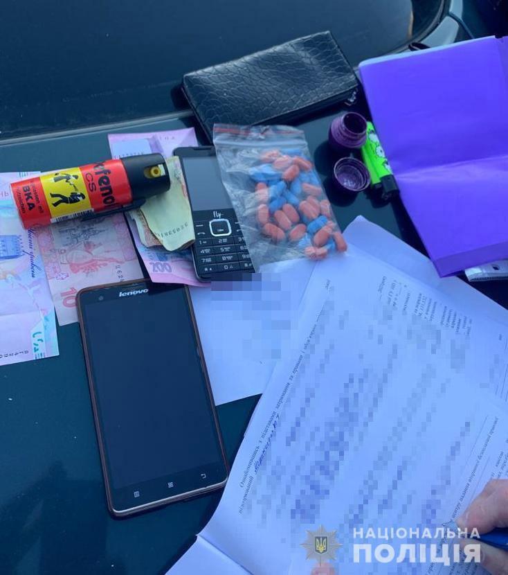 У Львові поліцейські затримали зловмисницю, причетну до збуту наркотичних речовин