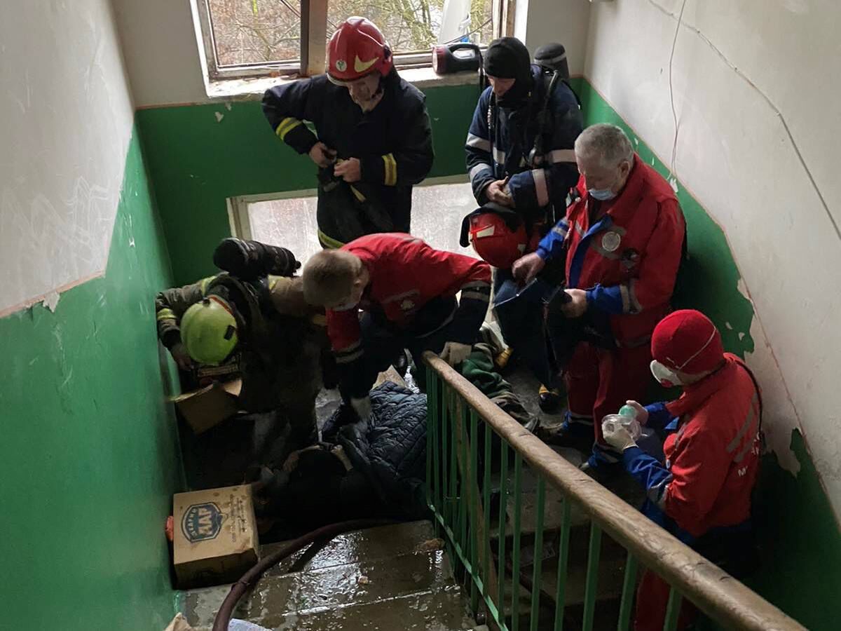 Львів: вогнеборці врятували на пожежі жінку