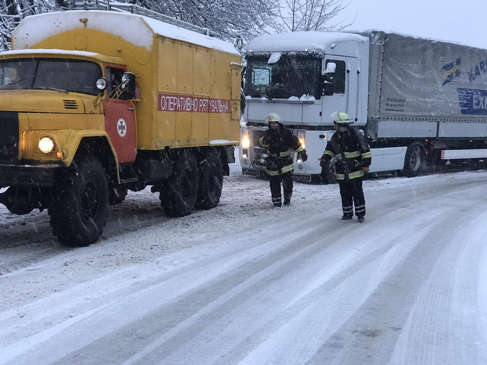 Львівська область: рятувальники 2 СЦШР ДСНС України забезпечують проїзд транспорту на автомобільній дорозі Дрогобич – Стрий