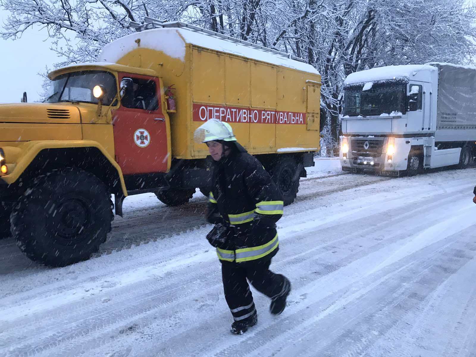 Львівська область: рятувальники 2 СЦШР ДСНС України забезпечують проїзд транспорту на автомобільній дорозі Дрогобич – Стрий