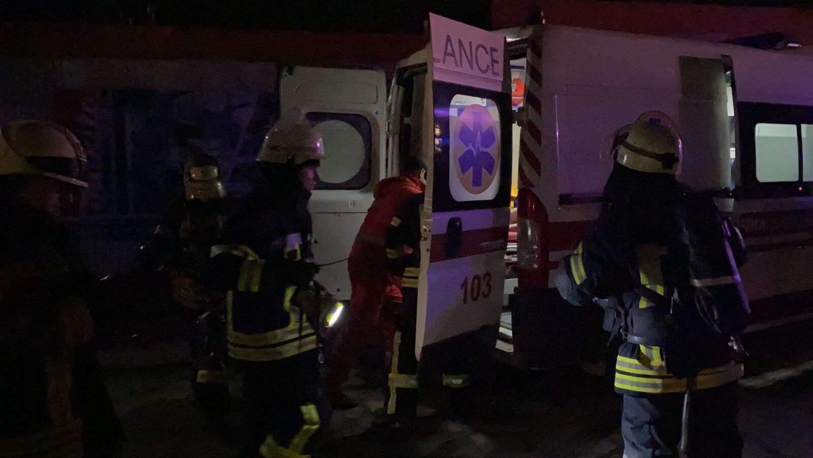 Луганська область: під час гасіння пожежі вогнеборці евакуювали 18 осіб і врятували чоловіка з палаючої кімнати