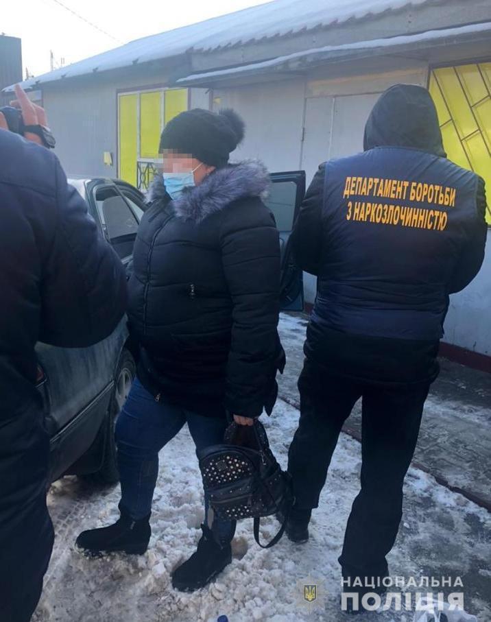 У Львові поліцейські затримали зловмисницю, причетну до збуту наркотичних речовин