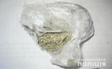 Слідчі поліції Житомирщини оголосили підозру чоловіку за фактом постачання наркотиків і поширення злочинного впливу у виправній колонії