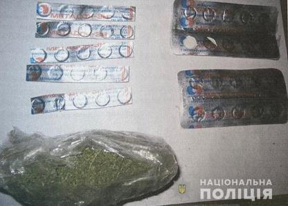 Слідчі поліції Житомирщини оголосили підозру чоловіку за фактом постачання наркотиків і поширення злочинного впливу у виправній колонії