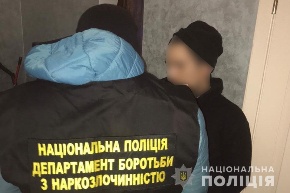 У Рівному оперативники затримали наркокур’єра та вилучили наркотики та психотропи на 350 тисяч гривень