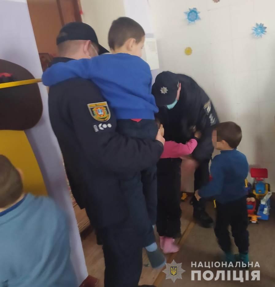 Поліцейські Одещини продовжують розносити дітям гостинці до зимових свят