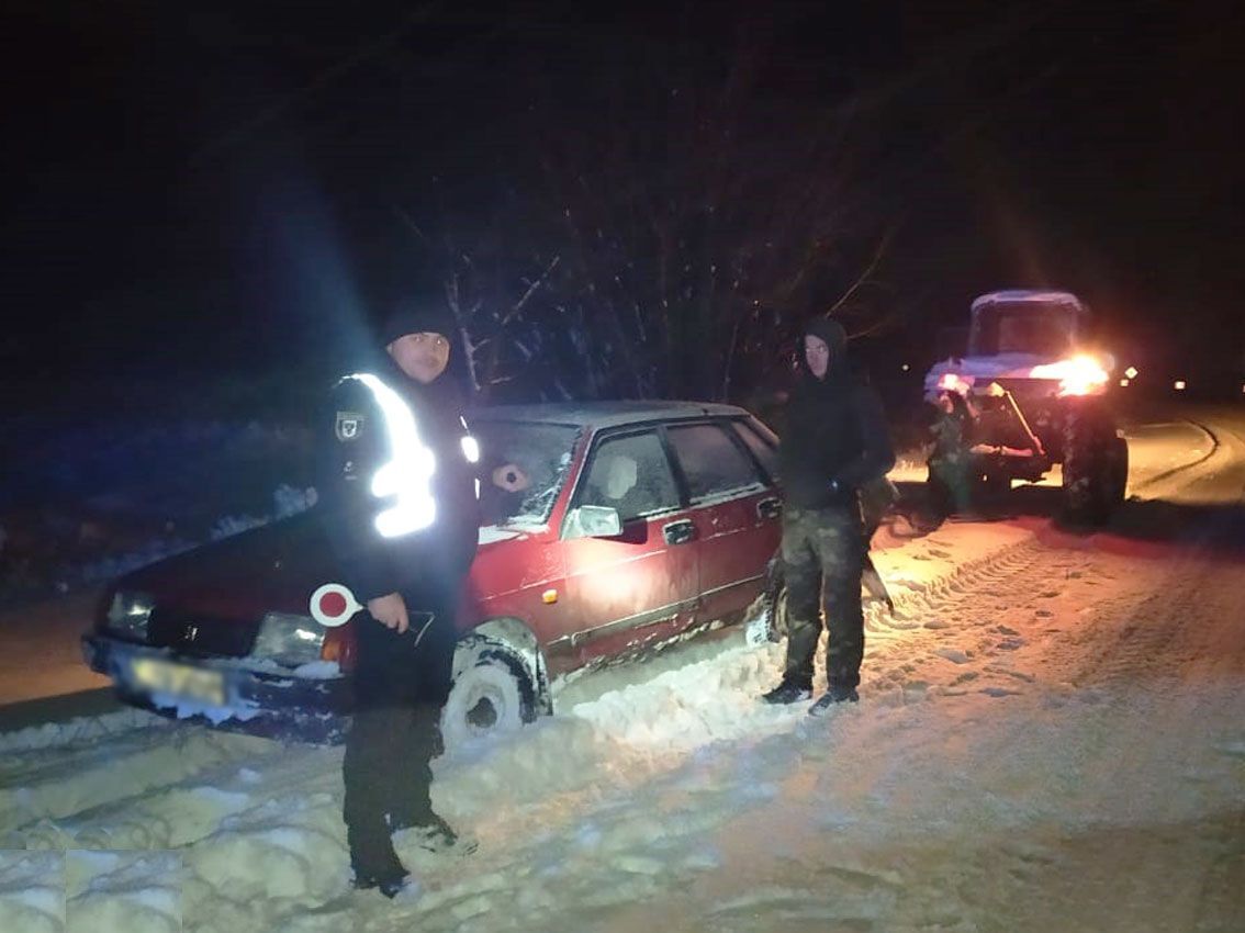 На автошляхах Чернігівщини поліція надає допомогу водіям