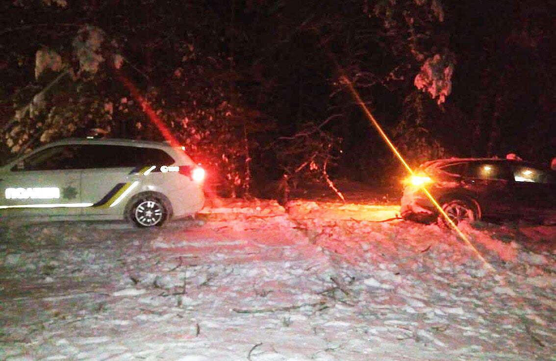 На автошляхах Чернігівщини поліція надає допомогу водіям