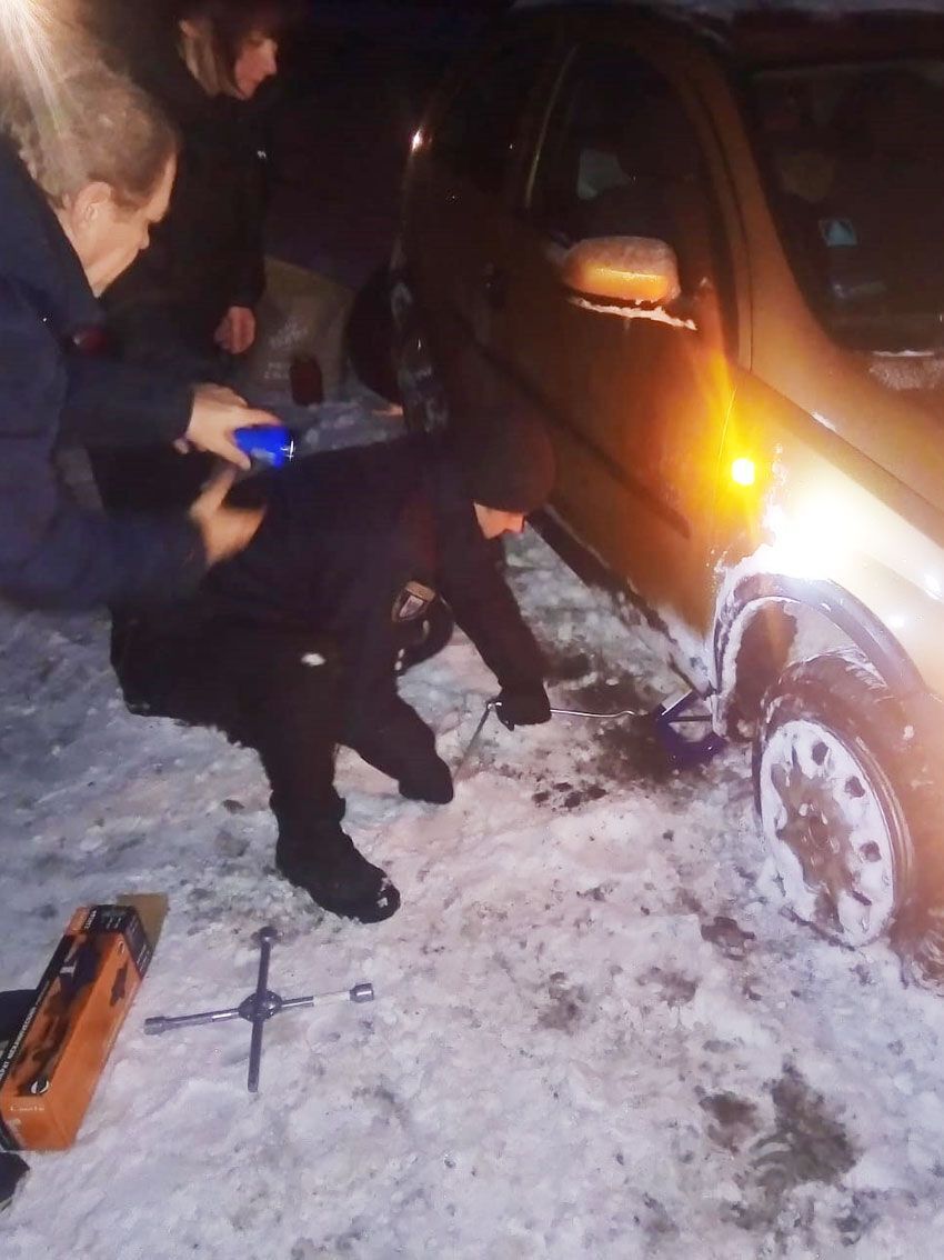 На автошляхах Чернігівщини поліція надає допомогу водіям