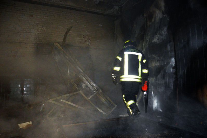 Дніпро: вогнеборці ліквідували пожежу у складській будівлі (ВІДЕО)