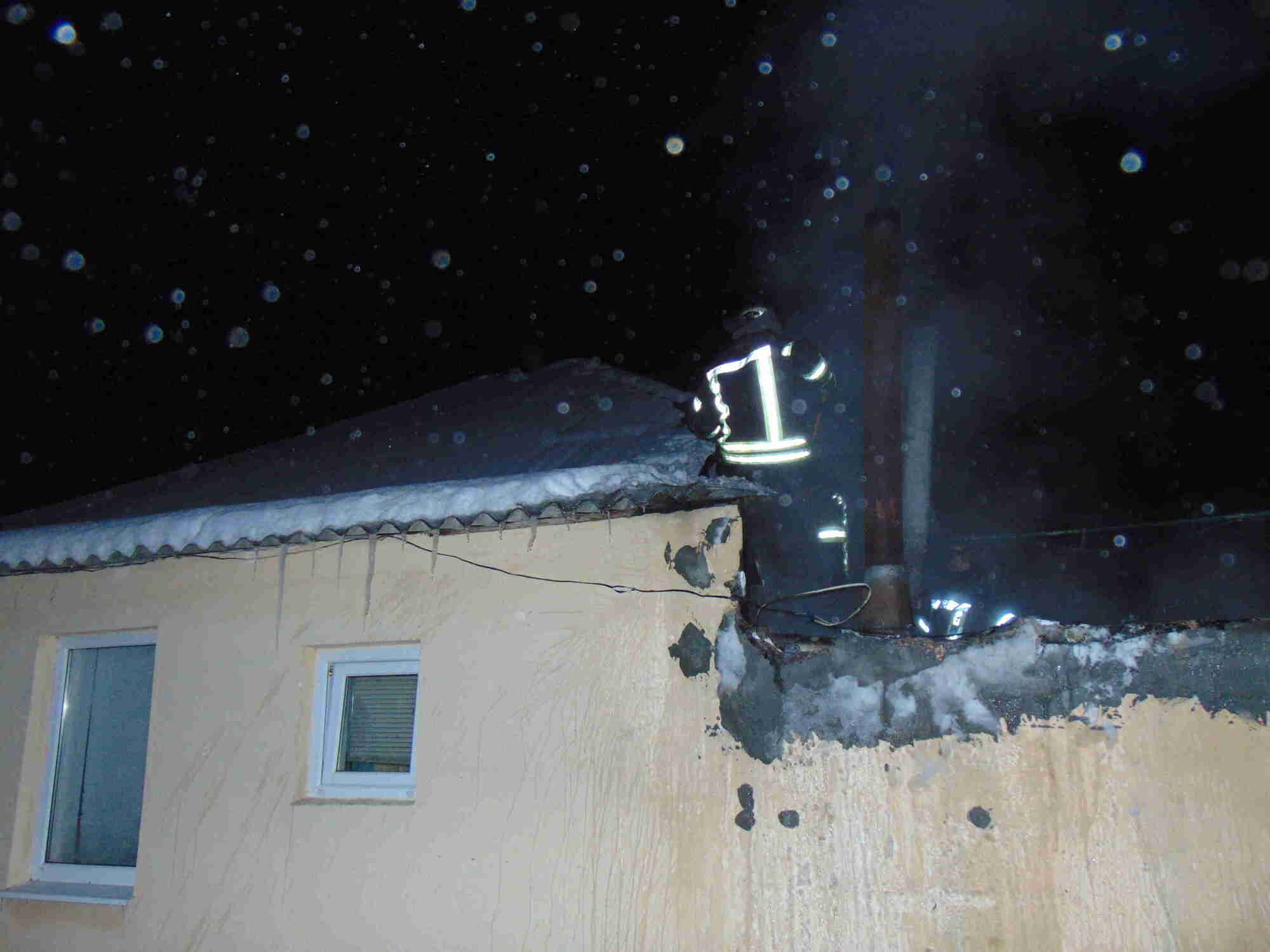 Луганська область: під час ліквідації пожежі у котельні рятувальники запобігли розповсюдженню вогню на житловий будинок