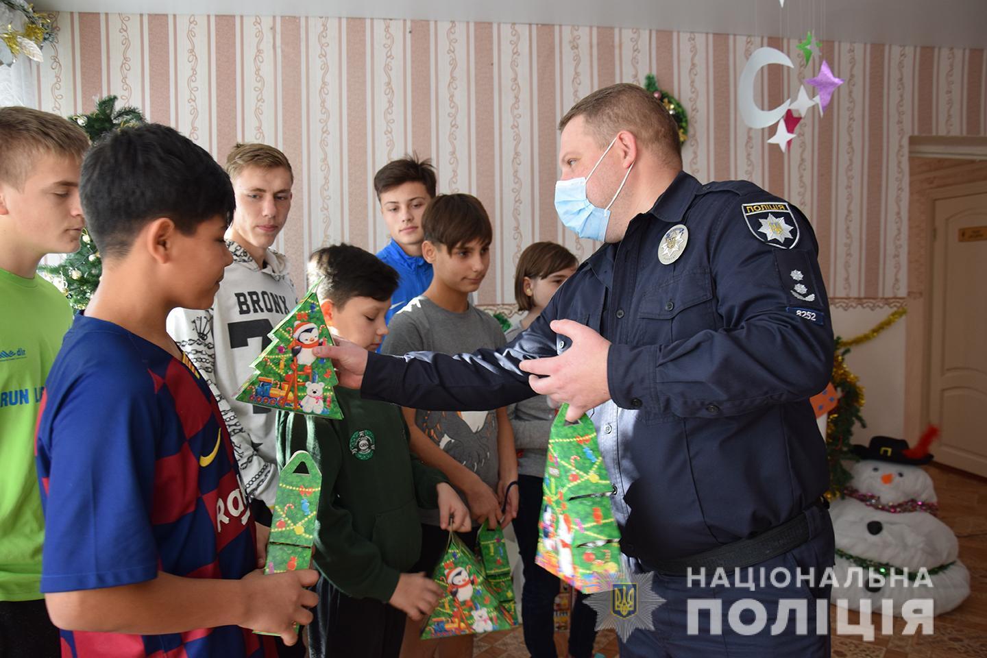 Миколаївські поліцейські вітали вихованців інтернатів із Різдвом Христовим