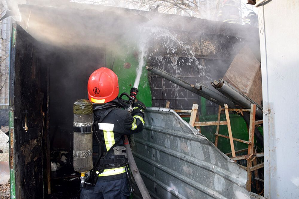 м. Миколаїв: рятувальники ліквідували пожежу металевого вагончика