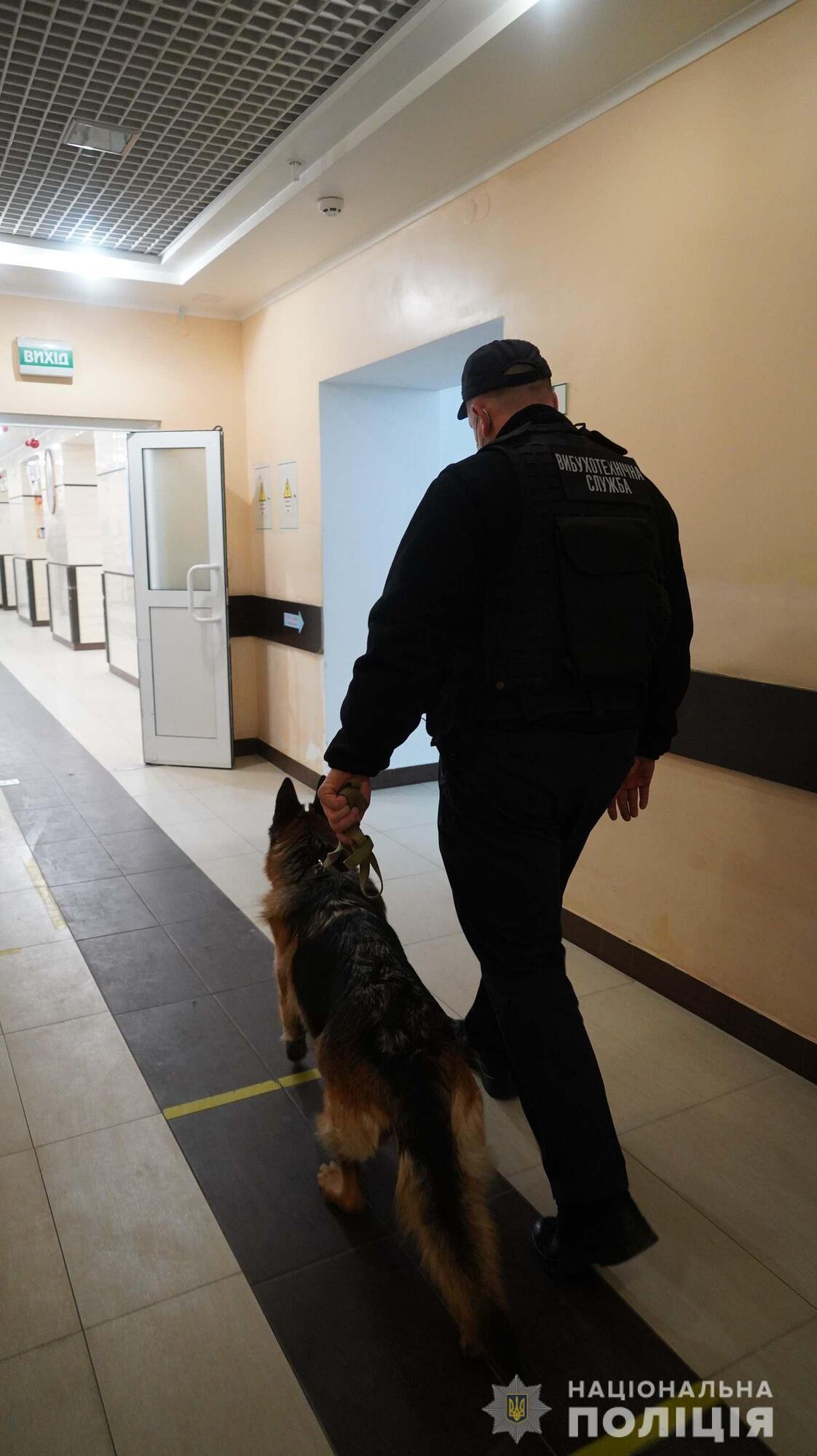 Поліцейські встановлюють особу зловмисника, який надав неправдиве повідомлення про замінування лікарні у Львові