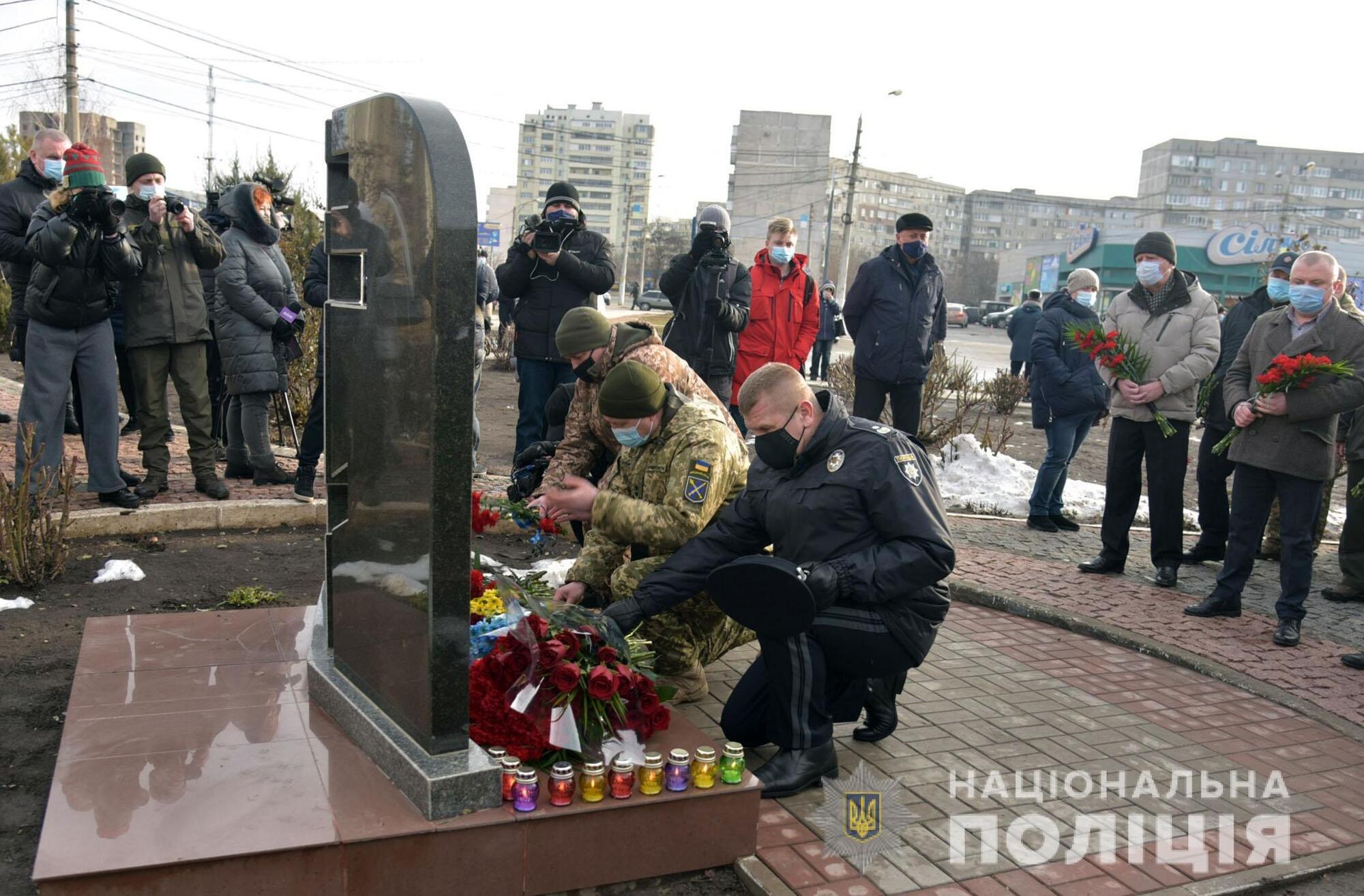 У Маріуполі поліцейські вшанували пам’ять загиблих жертв обстрілу мікрорайону «Східний»