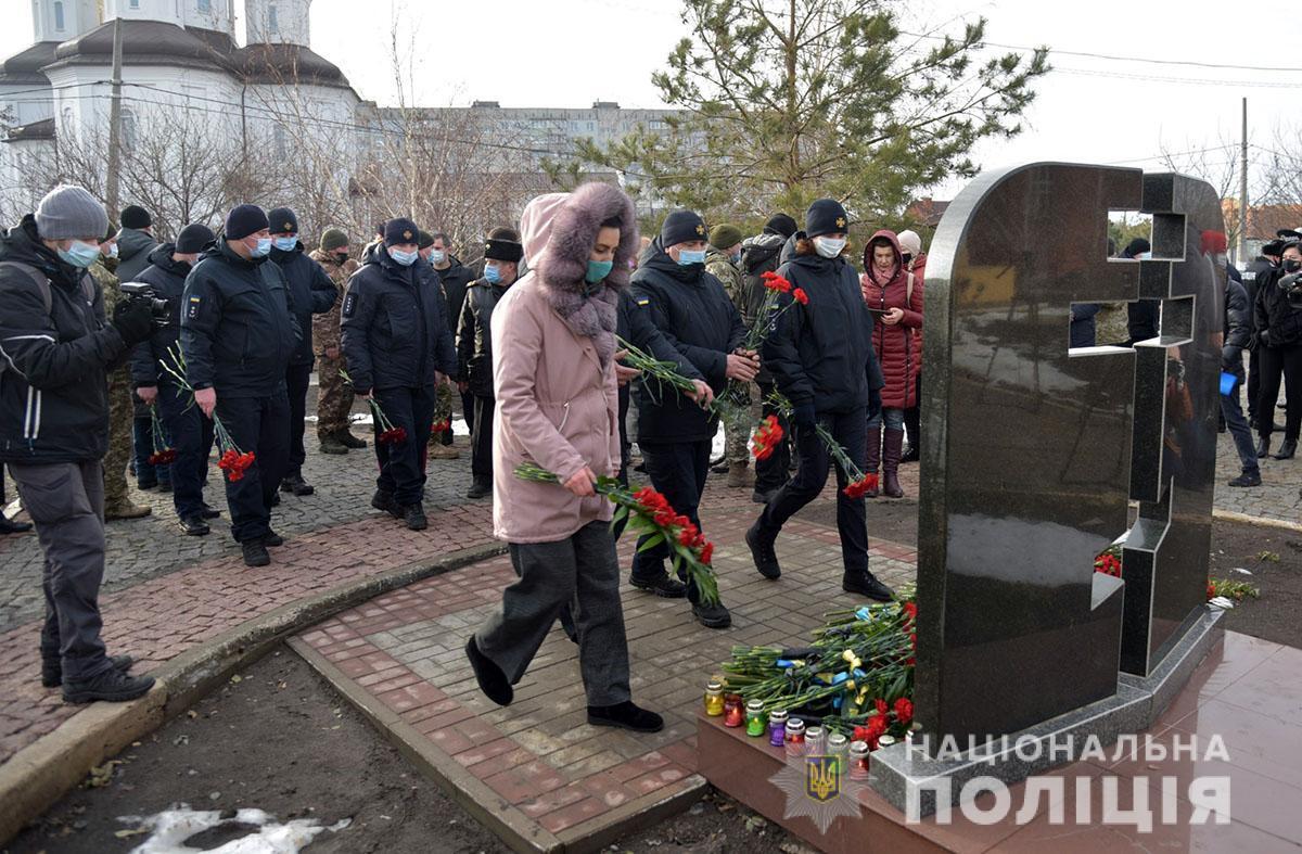 У Маріуполі поліцейські вшанували пам’ять загиблих жертв обстрілу мікрорайону «Східний»