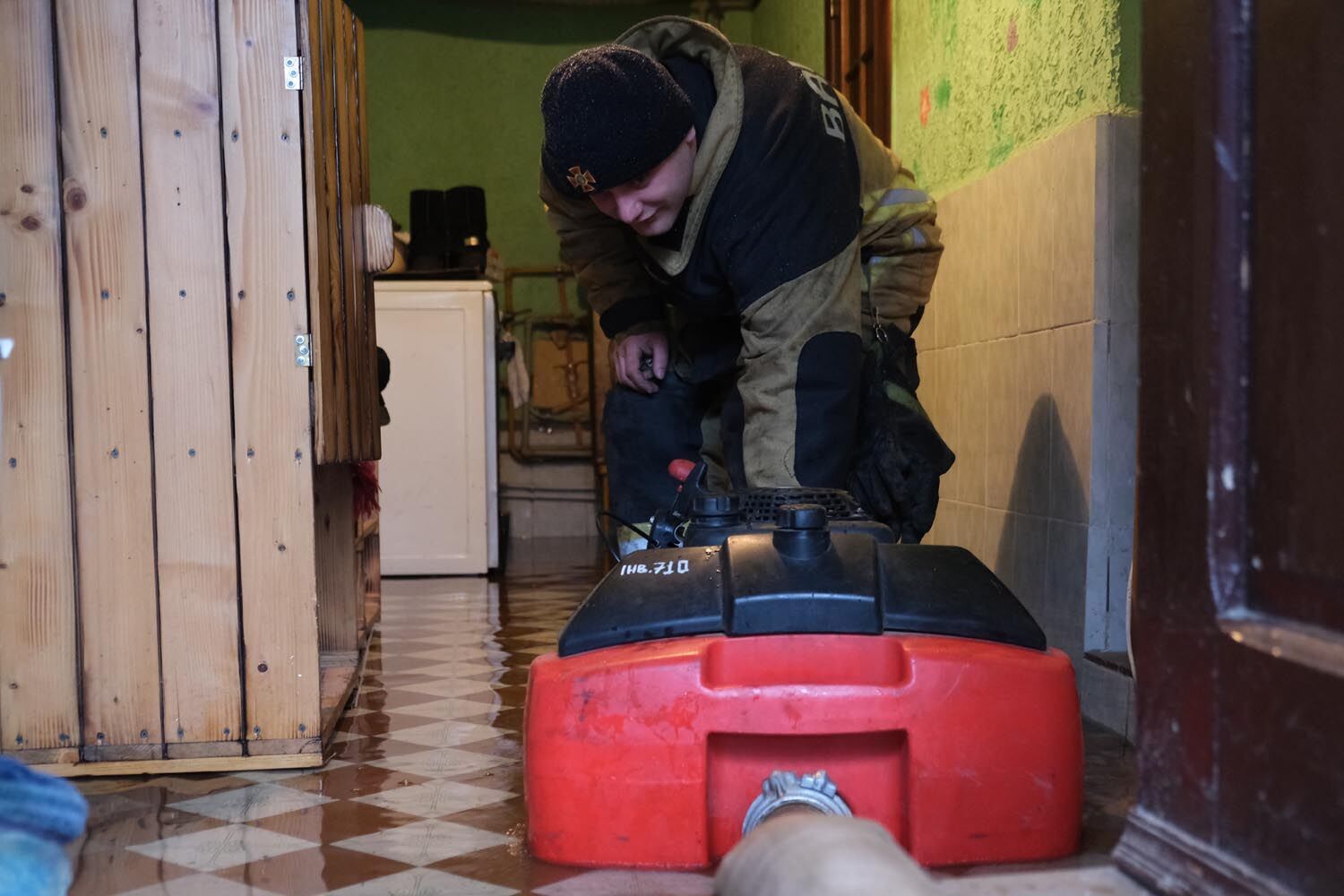 Закарпатська область: рятувальники ліквідовують наслідки підтоплень