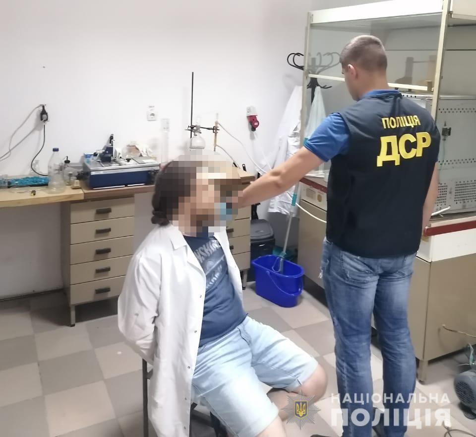Львівські поліцейські завершили слідство у справі наркоділків, які виготовляли метадон у лабораторії університету