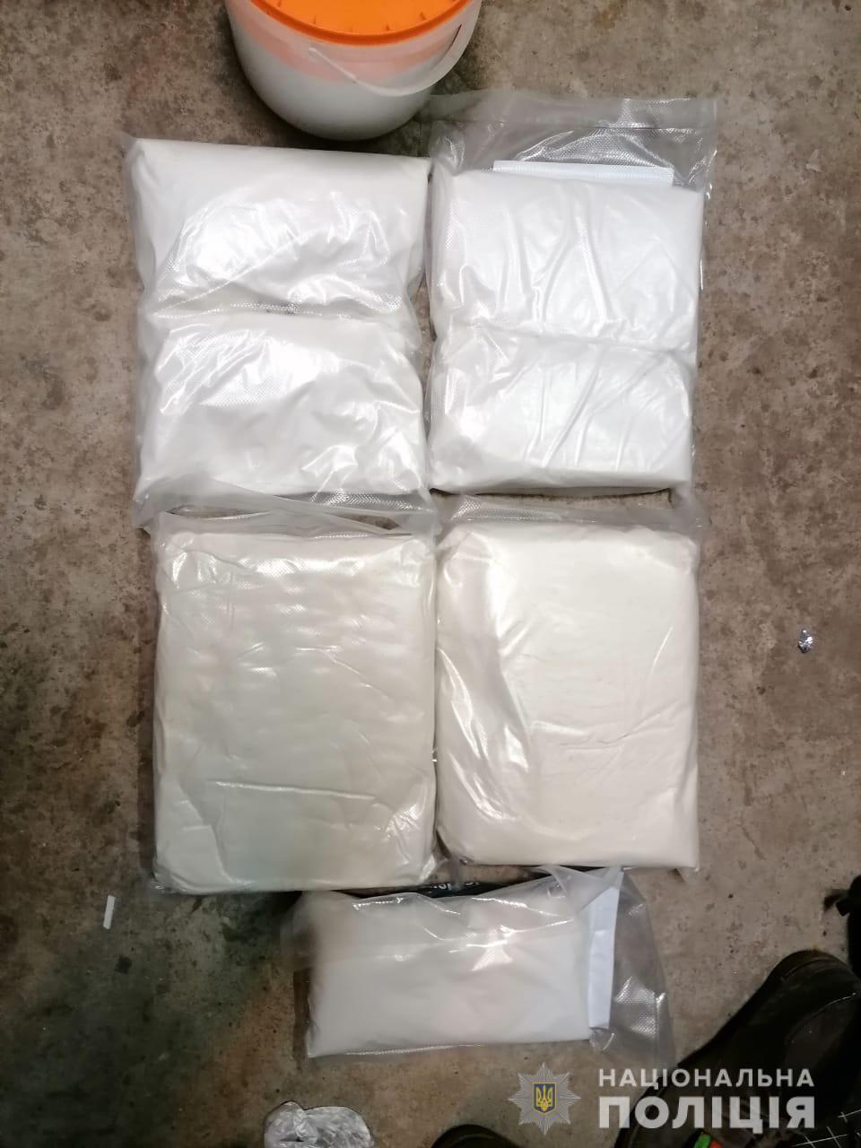 Львівські поліцейські завершили слідство у справі наркоділків, які виготовляли метадон у лабораторії університету