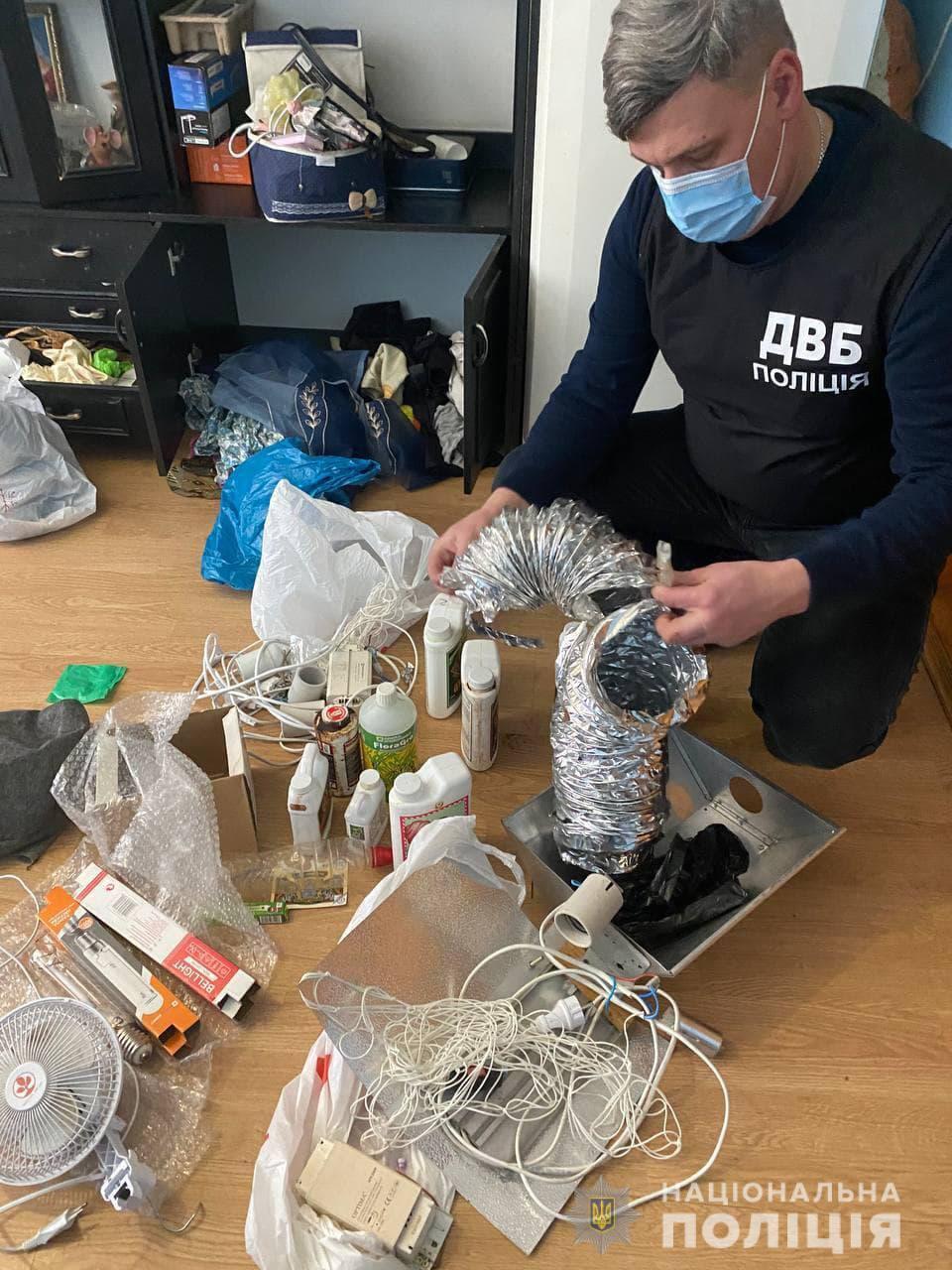 На Буковині поліція вилучила у дилерів нарковмісні пігулки майже на пів мільйона гривень