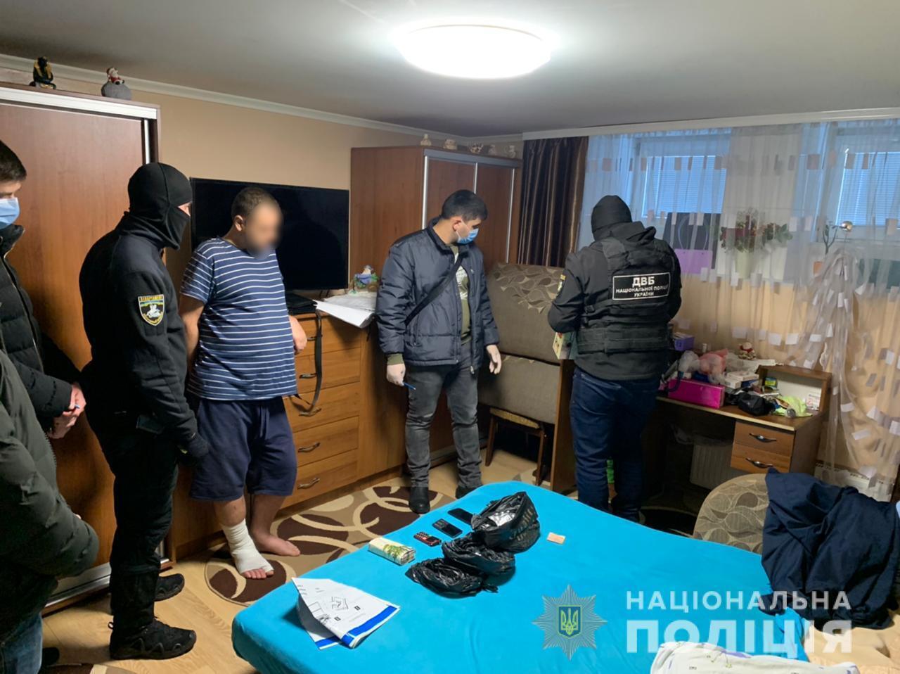 На Буковині поліція вилучила у дилерів нарковмісні пігулки майже на пів мільйона гривень