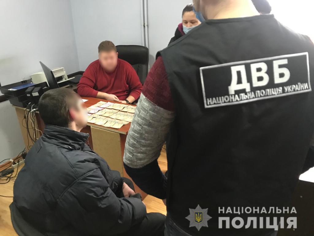 Оперативники внутрішньої безпеки затримали чоловіка на спробі підкупу керівника слідчого відділу поліції Львівщини