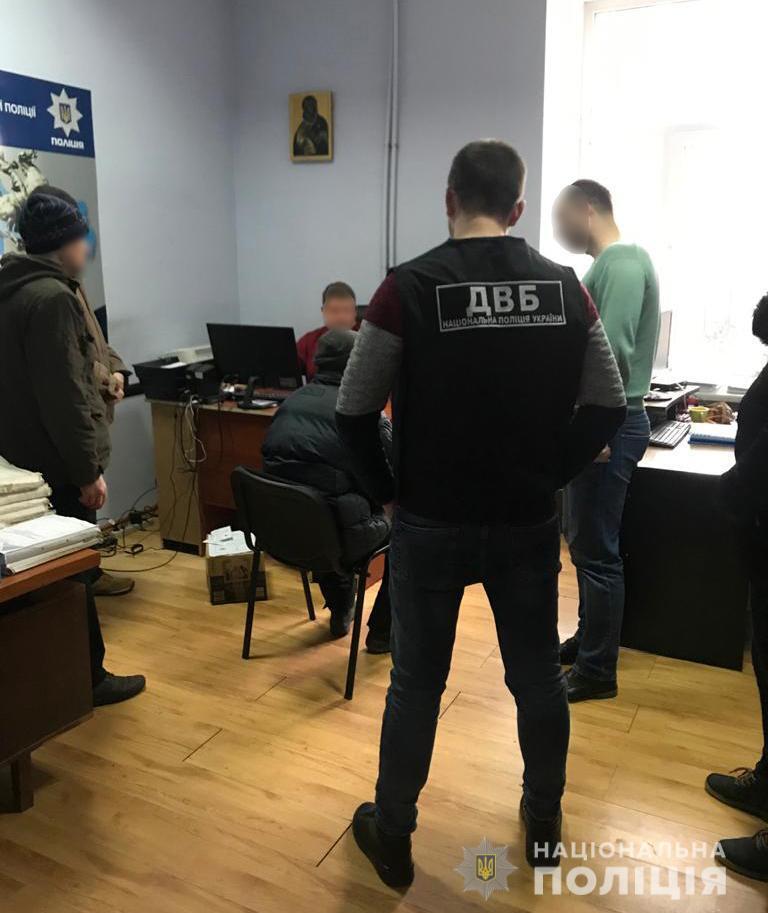 Оперативники внутрішньої безпеки затримали чоловіка на спробі підкупу керівника слідчого відділу поліції Львівщини