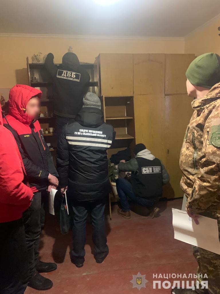 Львівському військовослужбовцю оголошено про підозру у збуті зброї