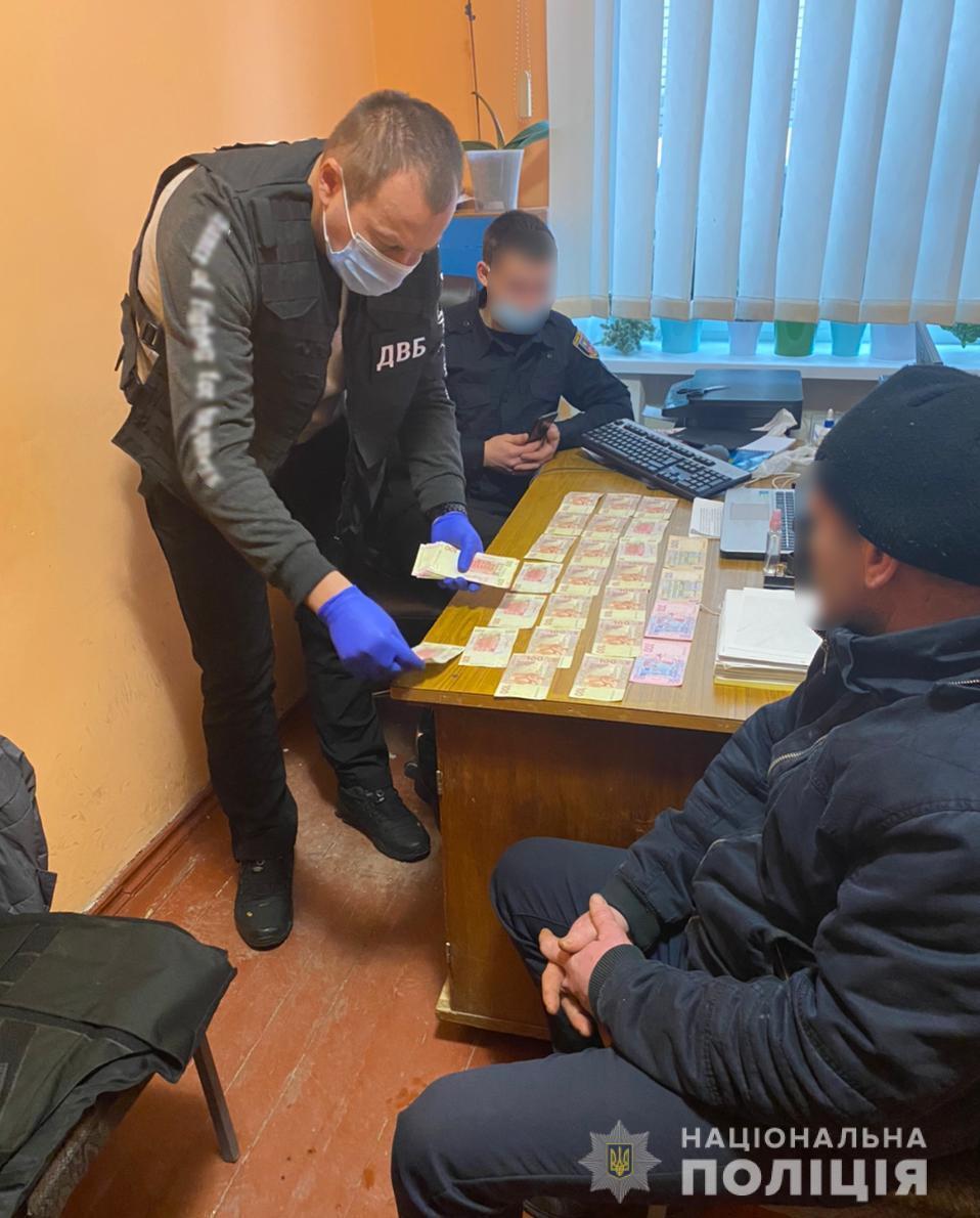 У Вінницькій області поліція затримала чоловіка за спробу «відкупитися» за ДТП з постраждалим