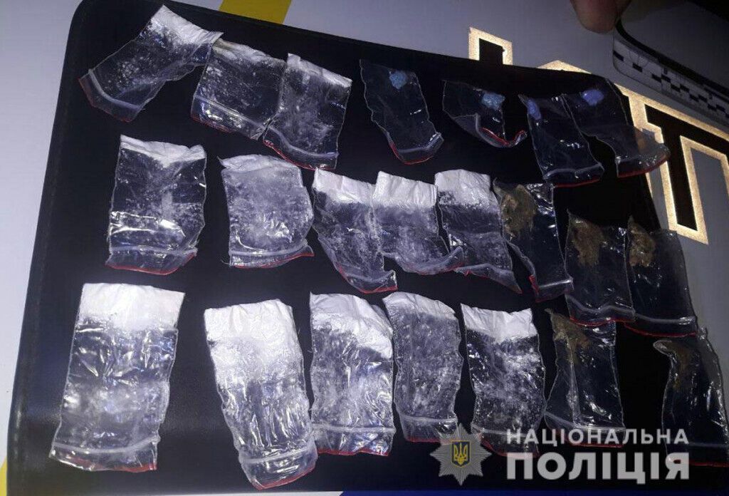 В Маріуполі бійці роти поліції особливого призначання викрили наркоторговця