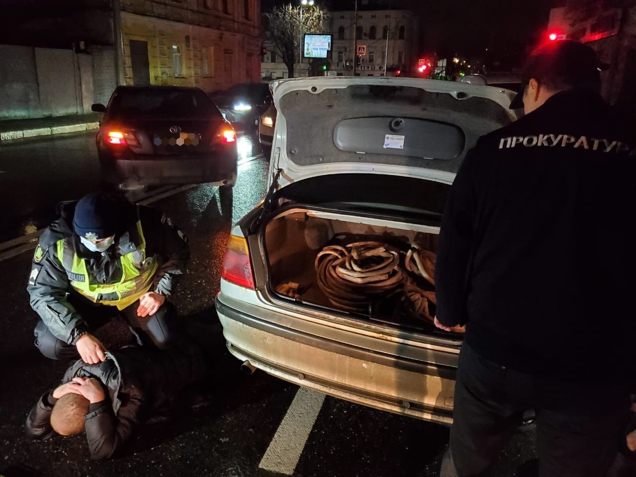 Крали кабелі зв’язку — двом поліцейським та двом цивільним особам повідомлено про підозру (ФОТО)