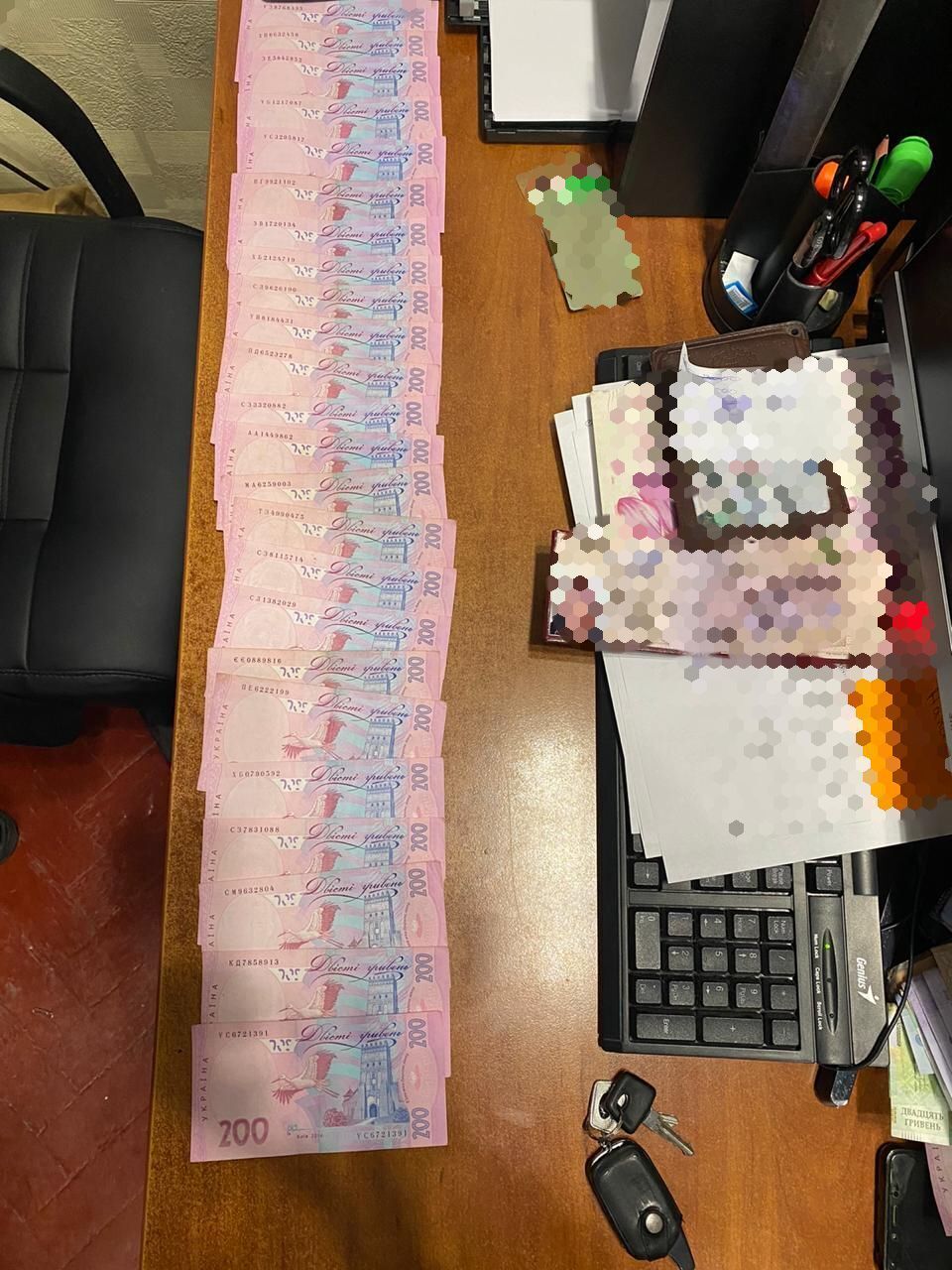 Вимагання та одержання 22 тис. грн неправомірної вигоди — посадовцю повідомлено про підозру (ФОТО)