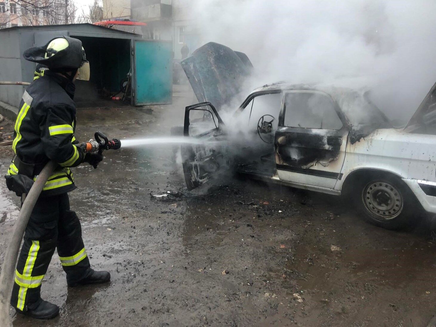 Донецька області: вогнеборці ліквідували пожежу у легковому автомобілі
