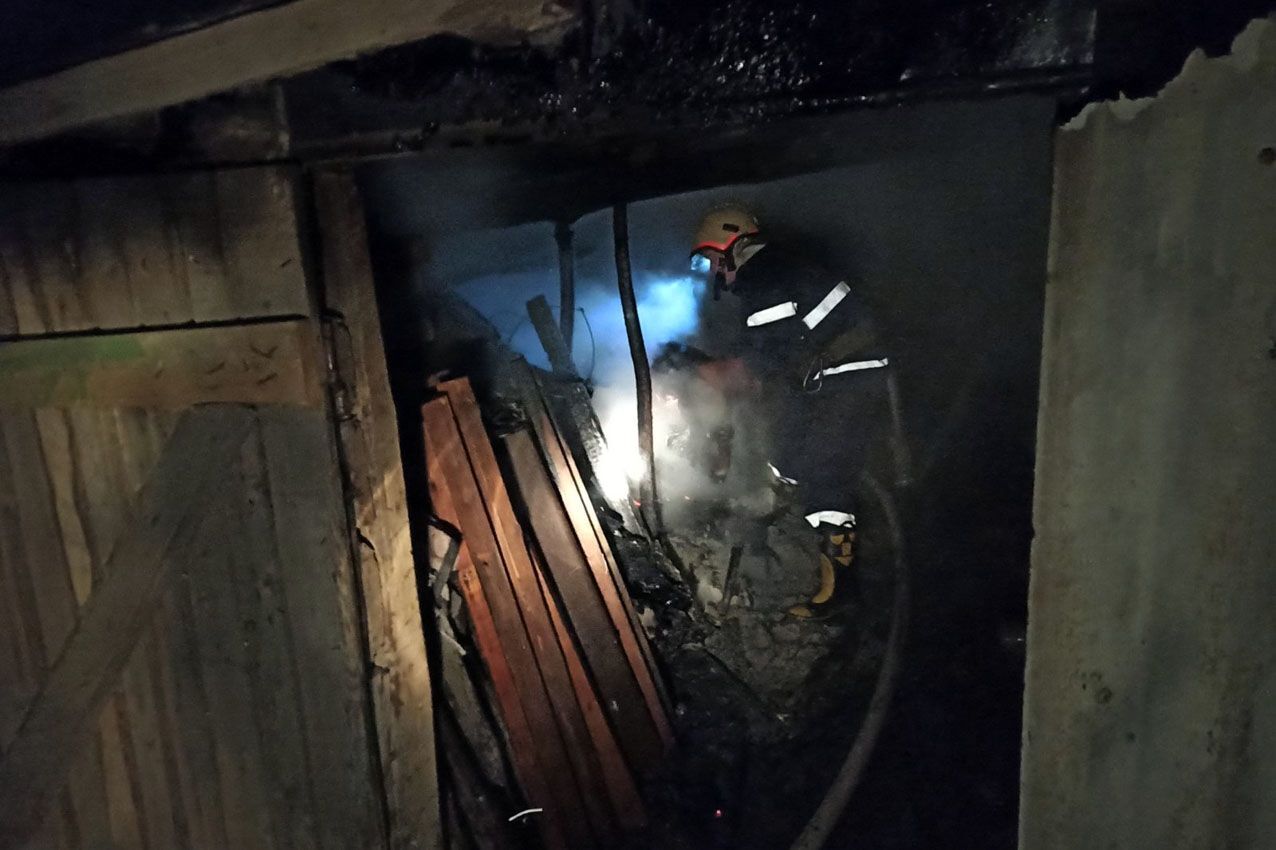 Хмельницька область: бійці ДСНС ліквідували пожежу господарчої споруди житлового сектору