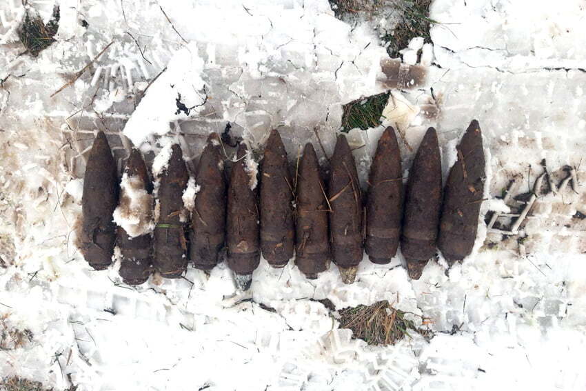 На Хмельниччині піротехніки ДСНС знищили 11 артилерійських снарядів часів Другої світової війни