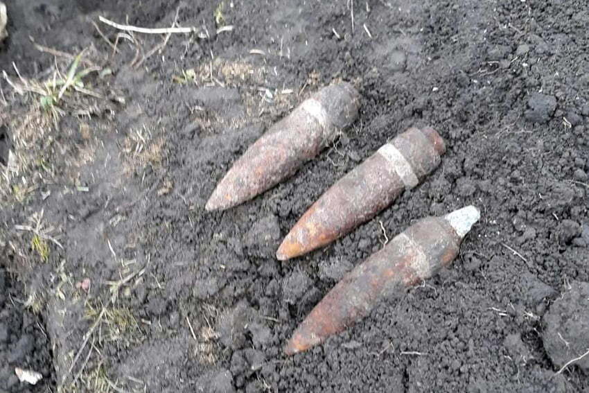 На Хмельниччині піротехніки ДСНС знищили 3 артилерійські снаряди часів Другої світової війни, додатково виявили ще 11