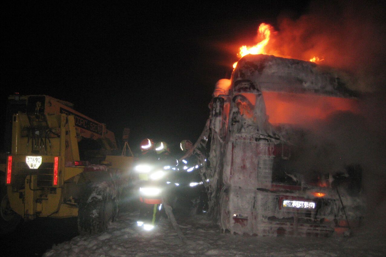 На Хмельниччині вогнеборці ліквідували пожежу двох вантажівок та не допустили розповсюдження вогню на поруч розташовану автотехніку (ВІДЕО)