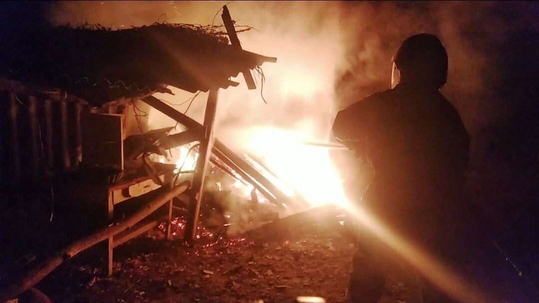 Херсонщина: в Нововоронцовському районі рятувальники ліквідували пожежу господарчої споруди