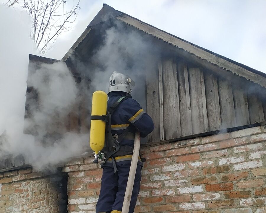 Минулої доби рятувальники Кіровоградщини приборкали 2 пожежі у житловому секторі 