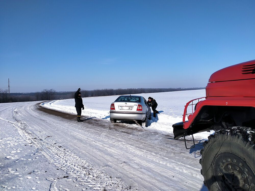 Миколаївська область: рятувальники надали допомогу вилученні автомобіля з кювету