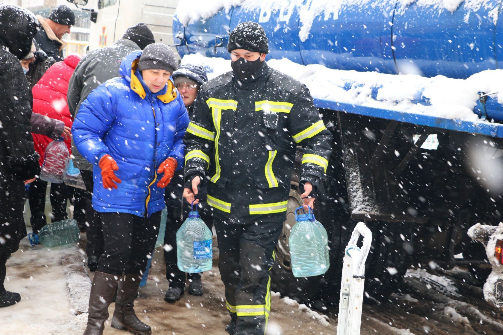Рятувальники Донеччини продовжують надавати допомогу населенню з підвозу води у м. Торецьк