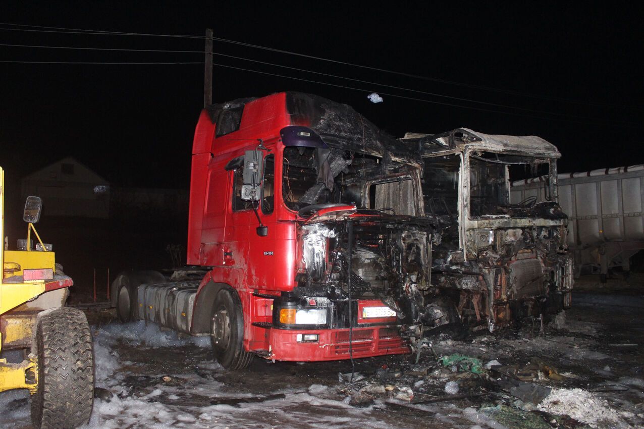 На Хмельниччині вогнеборці ліквідували пожежу двох вантажівок та не допустили розповсюдження вогню на поруч розташовану автотехніку (ВІДЕО)