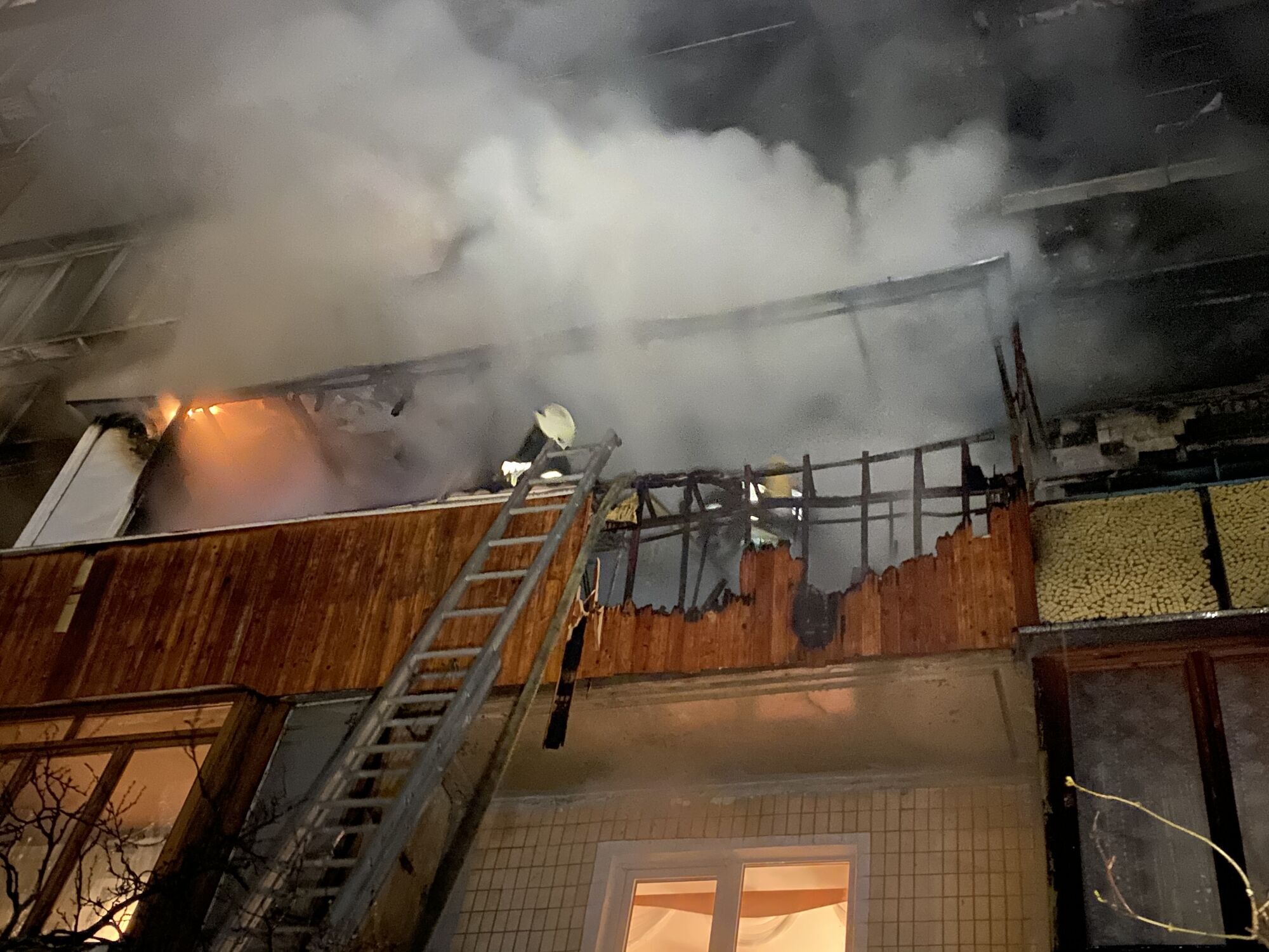 Столичні рятувальники ліквідували пожежу в багатоповерхівці