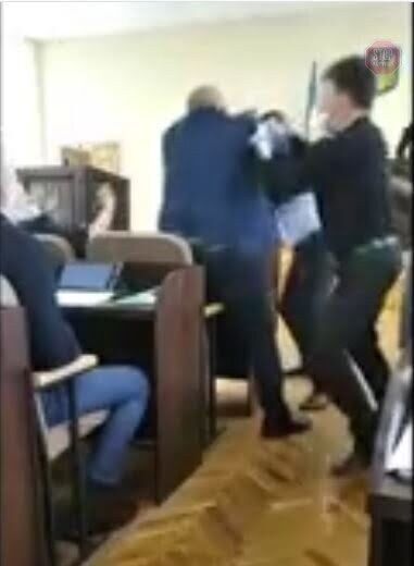  Бійка між депутатами в Ізюмській міській раді. Скріншот: СтопКор